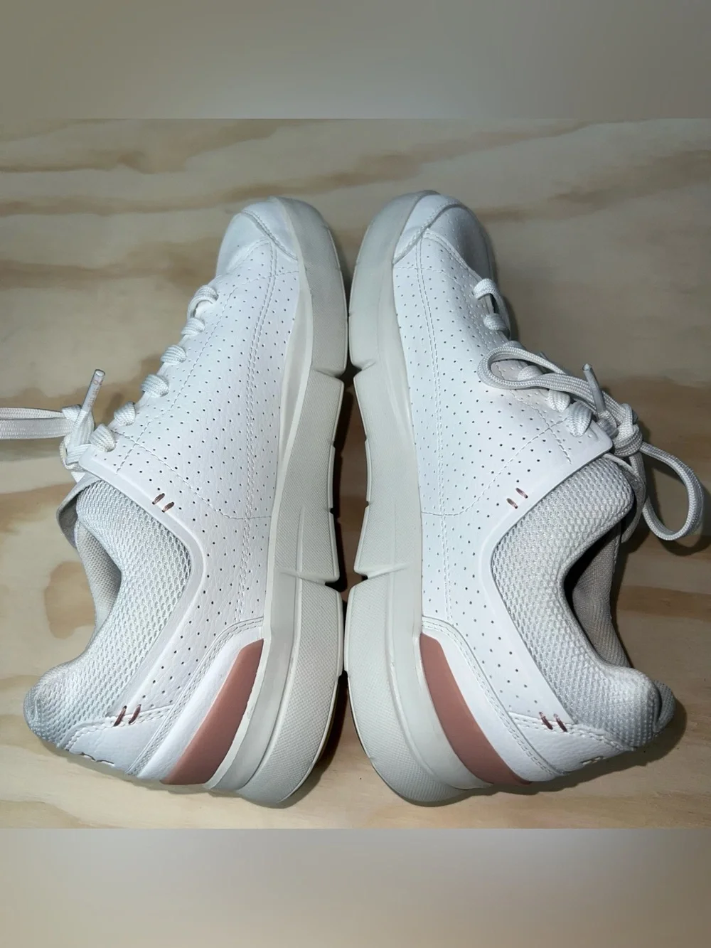 On Cloud The Roger Centre Court Sneakers Shoes Size Womens US 7 White Woodrose